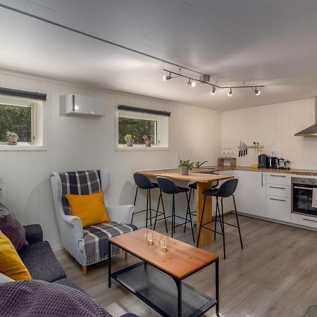 Spacious Two Bedroom Basement Apartment 弗洛姆 外观 照片