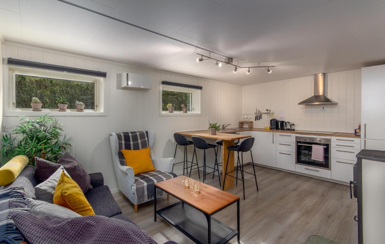 Spacious Two Bedroom Basement Apartment 弗洛姆 外观 照片