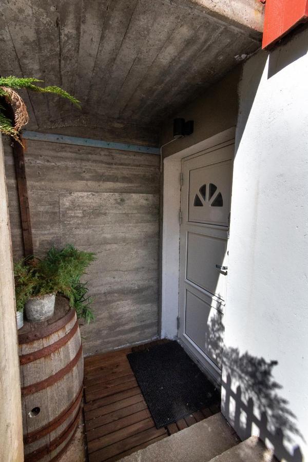 Spacious Two Bedroom Basement Apartment 弗洛姆 外观 照片